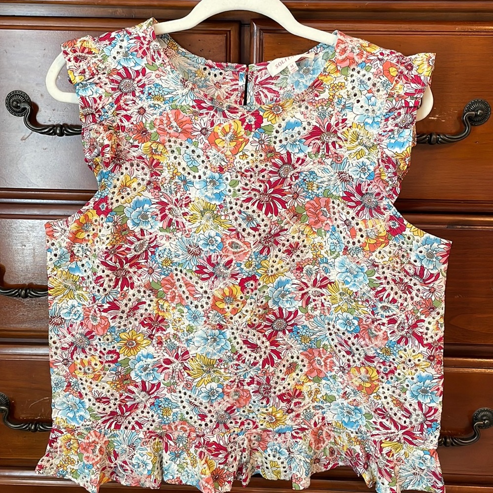 Floral sleeveless top.